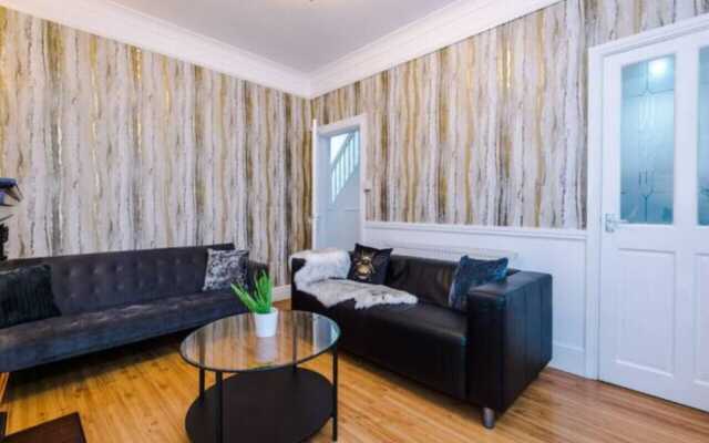 Spacious 4-Bed House Manchester