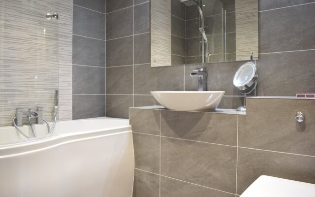 Newly Refurbished Thameside Apartment