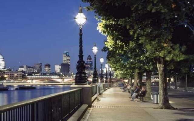 Amazing Designer 2 bed in Barons Court/west Ken