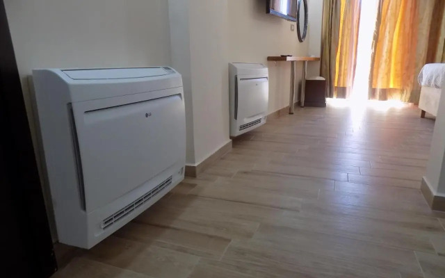 Souvlakis Pool Suites (S.P.S)