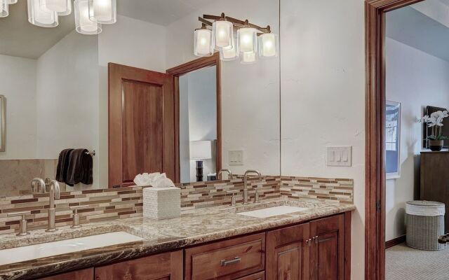 Plaza Level Luxury 3br -right In Beaver Creek Village 3 Bedroom Condo by RedAwning