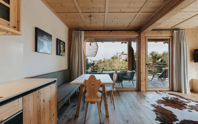 Presulis Hideaway Apartments & Restaurant