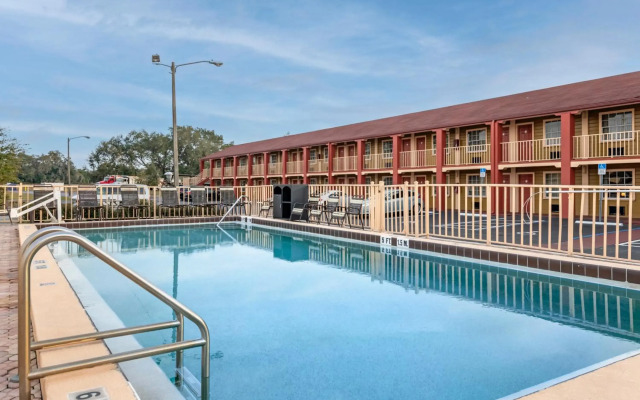Econo Lodge Inn & Suites Maingate Central