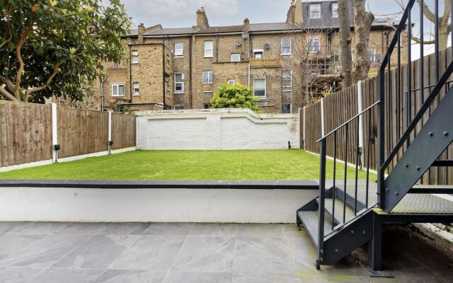 Beautiful Battersea Garden Flat by Underthedoormat