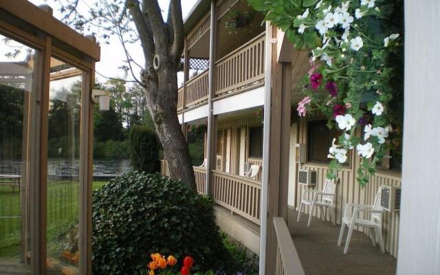 Campbell River Lodge by Riverside