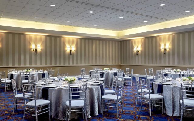 Sheraton Milwaukee Brookfield Hotel