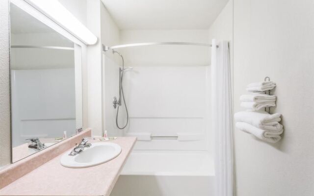 Super 8 Phoenix Metro North