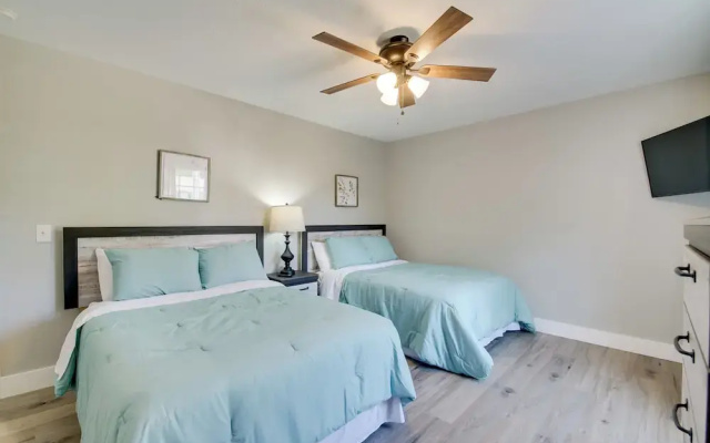 Cheerful Townhouse - Walk to Table Rock Lake!