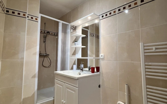 Bright City Escape With Parking