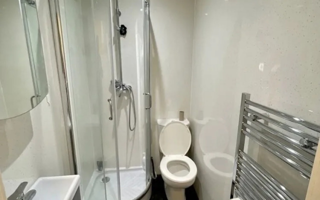 1-bed Apartment Next to Paisley Gilmour Station!