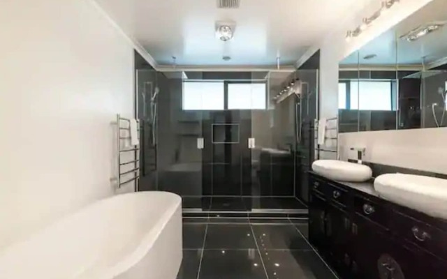 North Shore Mansion With 20M Pool