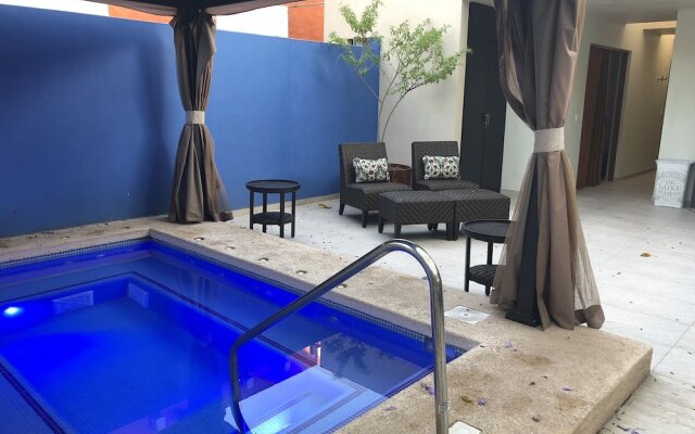 El Jardín De En Medio