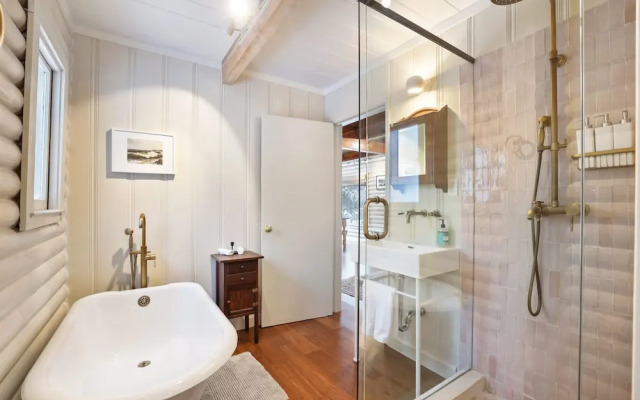 Augies Authentic Log Cabin! Pets Welcome!