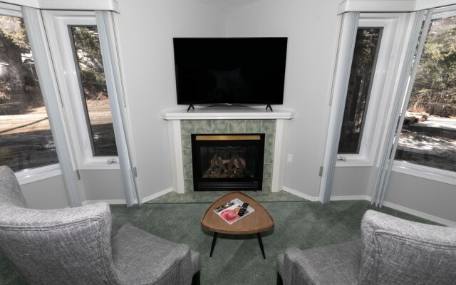 Dream 4-Br 4-Ba Chalet | Private Hot Tub | 2 min to Jasper National Park Gates