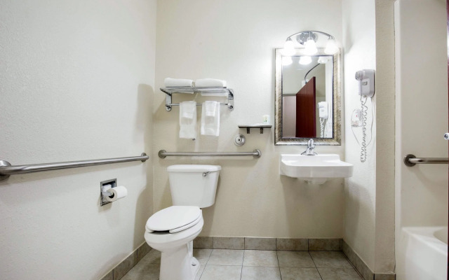 Quality Inn and Suites Arnold - St Louis