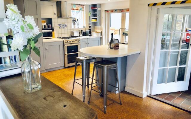 Danny Lodge | By Huluki Sussex Stays