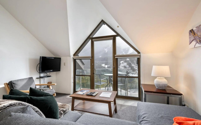 Lantern 1 Bedroom Balcony with Panoramic Mountain View