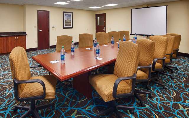 Days Inn & Suites by Wyndham Sam Houston Tollway