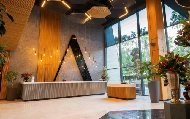 The Norm Collection Door'a