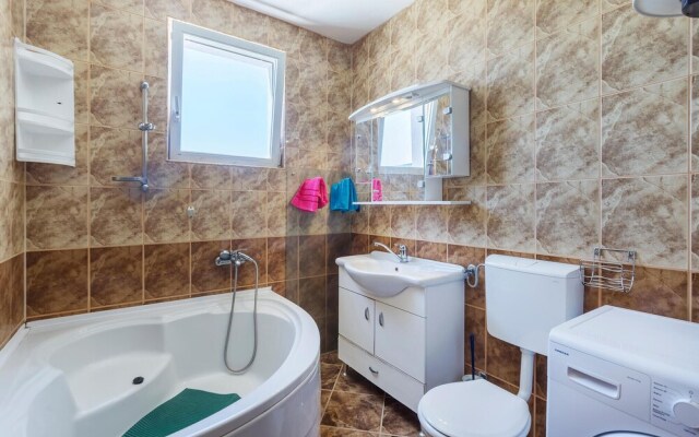 Stunning Apartment in Peroj With Wifi and 4 Bedrooms