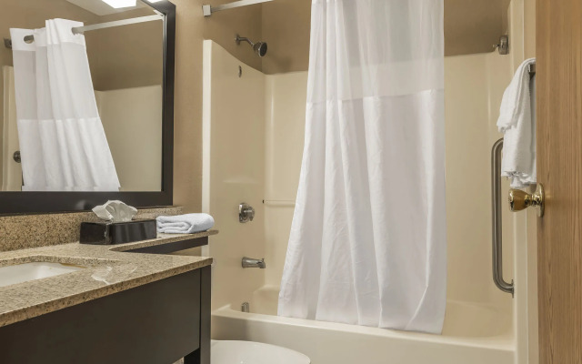 Quality Inn & Suites Pittsburgh Harmarville