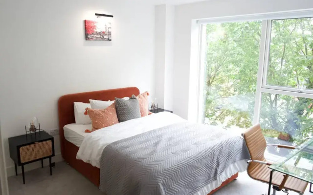 Luxury London Royal Wharf Apartment