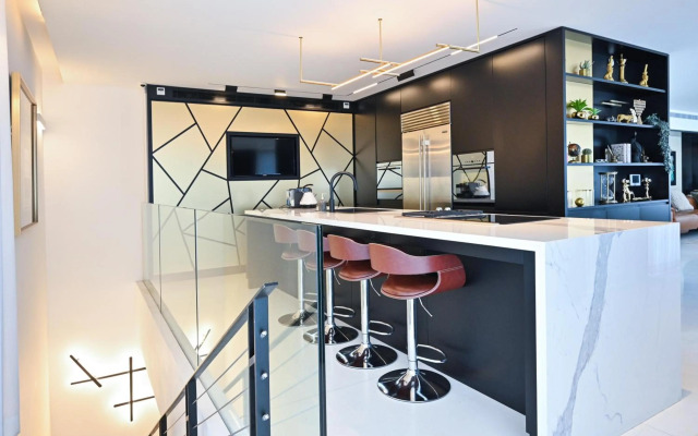 Stunning 3BR Penthouse w Jacuzzi by HolyGuest