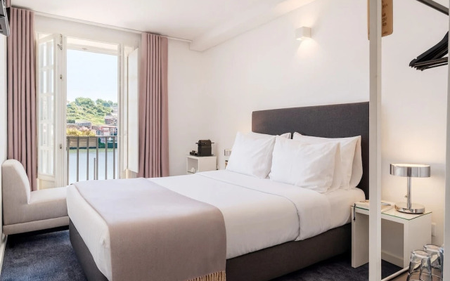 Miragaia Riverside Suites.