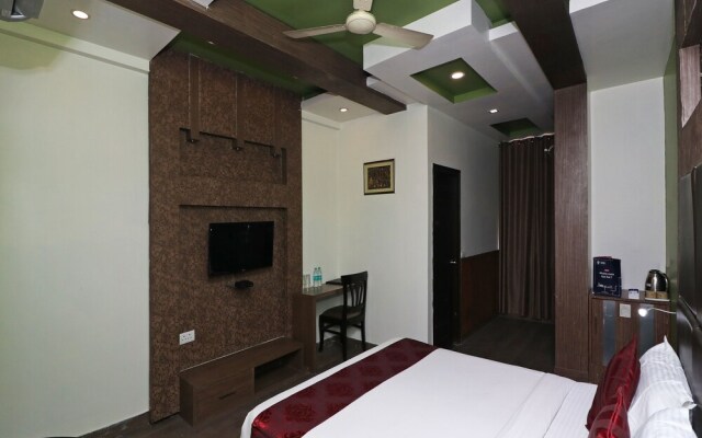 OYO 14422 Hotel Cosmos