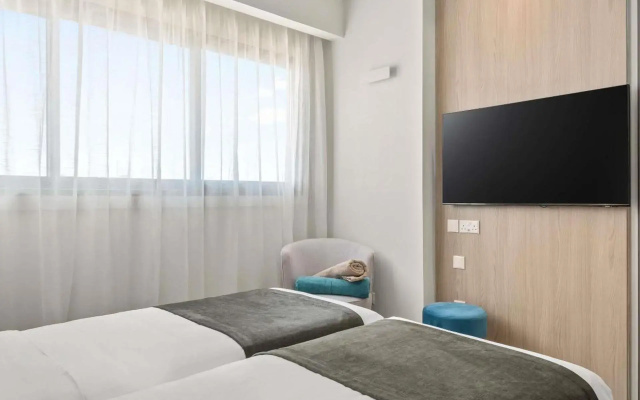 Mercure Larnaca Finikoudes Beach