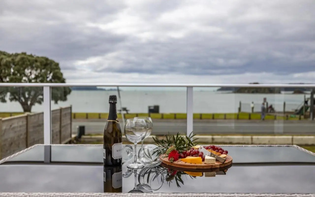 Waterfront Beach House - Paihia Holiday Home