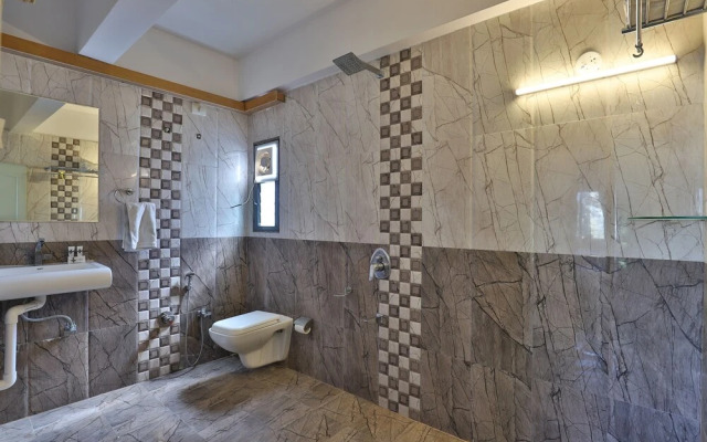 OYO 27897 Hotel The Grand Bansi