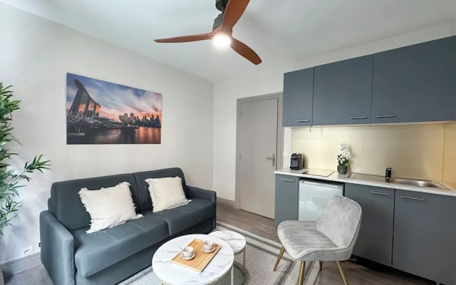 1601 Dumont