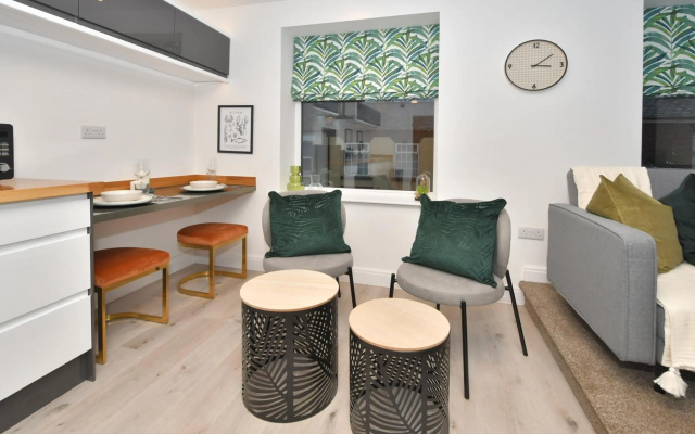 Antrobus Deluxe Apartments by YourStays