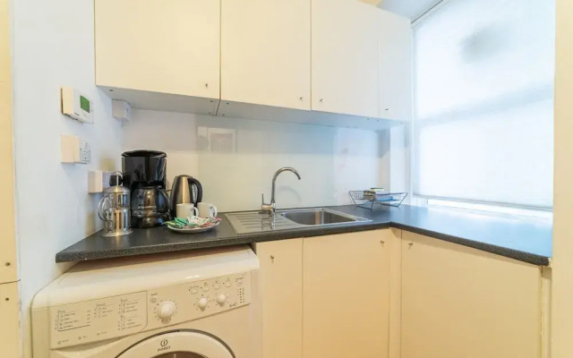 Spacious Studio Apartment Soho Square