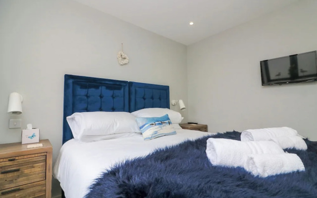 2 De Courcey House