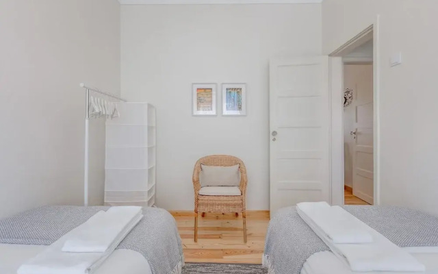 Sunny, Bright and Quiet Apartment, By TimeCooler