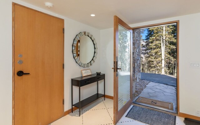 Slopeside Chalet 4 Bedroom Home by RedAwning