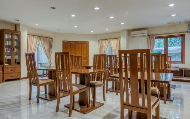 RedDoorz Plus near Dharmawangsa Square
