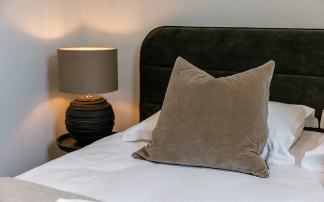 Serene Dikefront Apartment With en Suite Bedrooms and Stunning Views