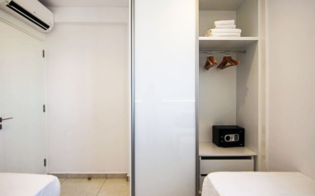 Phaedrus Living: Seaside Executive Flat Harbour 203