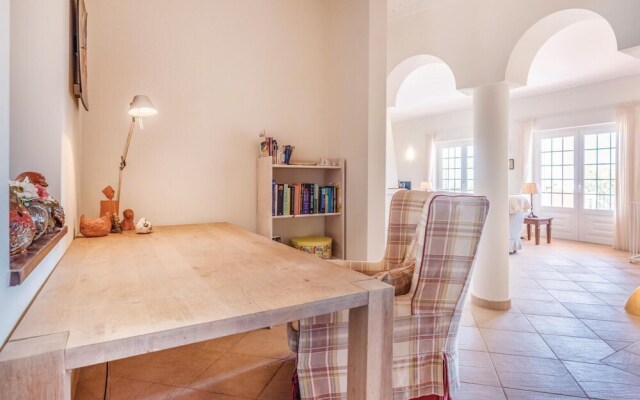 Beautiful Home in Lagoa With Wifi and 2 Bedrooms