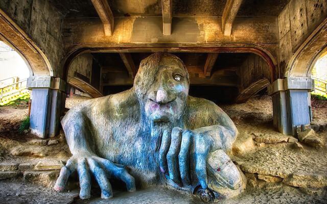 Fremont Oasis - Two Bedroom Home with Fireplace