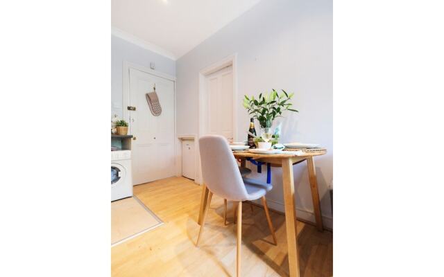 Modern 2 BR Flat in Bedford Park