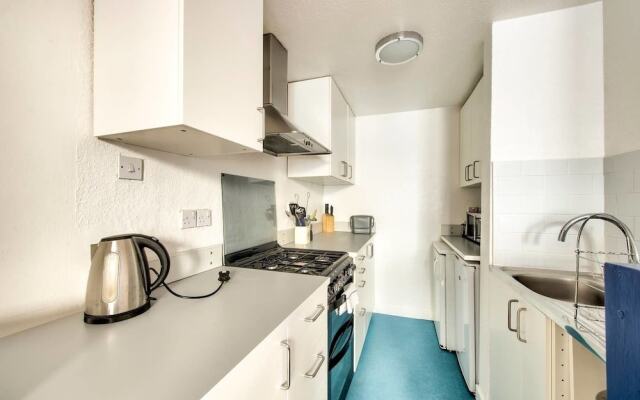 Colourful West End Apartment 2 Double Bedrooms 4 Guests