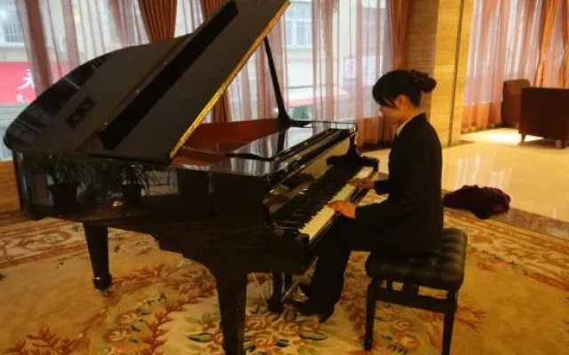 Vienna Hotel (Jishou Railway Station)