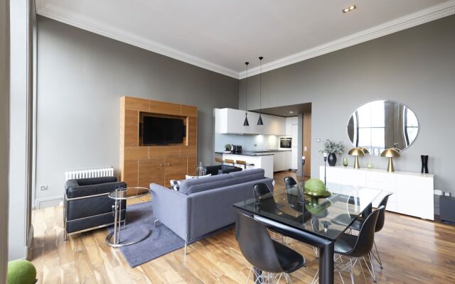 JOIVY Location, Location! North Bank Street Luxury Apt
