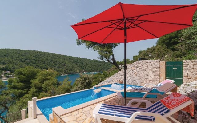 Awesome Home in Pucisca with Hot Tub, WiFi & 5 Bedrooms