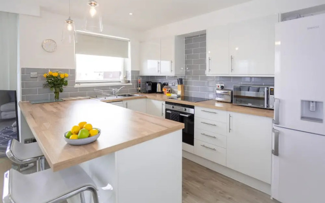 Stunning 2 bed Seaside Apartment With Sea Views