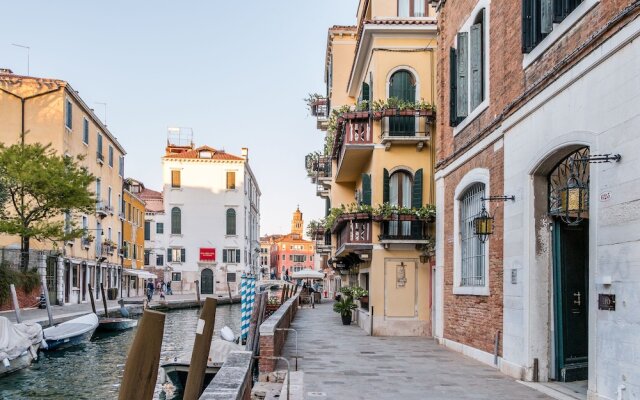 Red House close to Accademia Bridge
